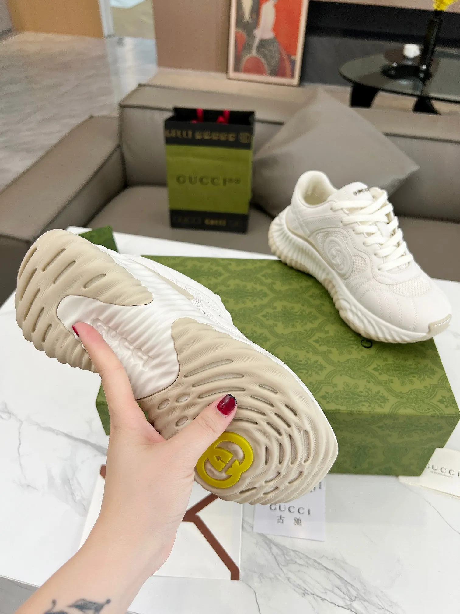 Men's men's shoes 💰780 Top version 🔝Original purchase and development [Love] This new sneaker adopts a thick-soled design, with stitched sheepskin upper and breathable mesh. Show full sense of technology. The 3D effect interlocking double G leather patch and Gucci letter metal accessories, two brand logo details, inject a dazzling texture into the overall design. The details are more substantial! ...